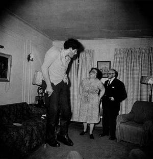 Jewish Aunt Porn - â€œJewish Giant at Home with His Parents in the Bronx, NY, 1970,â€ Diane Arbus