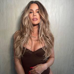 Khloe Kardashian Porn Captions - This 'lip flip' makeup trick is the celebrity secret to fuller-looking  lips, says Kim and Khloe Kardashian's makeup artist | Vogue India