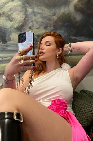 Bella Thorne Big Tits Ass - Bella Thorne Braless Big Boobs selfiesÂ· Pandesia World