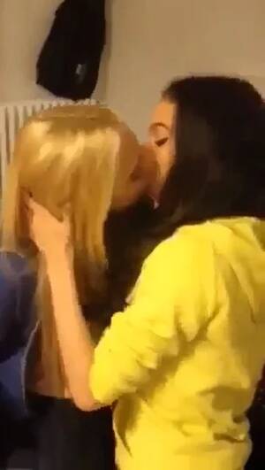 amateur lesbian girls kissing - Hot lesbians kissing in public - ThisVid.com