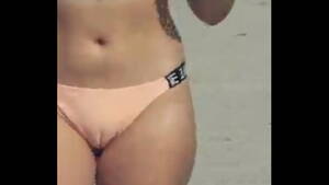 beach cameltoe - great cameltoe at the beach .. rica panocha se le nota - XVIDEOS.COM