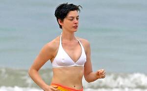 anne hathaway topless beach - Anne Hathaway Bikini Pokies - The Nip Slip