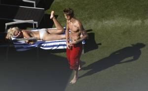 justin bieber naked beach videos - Justin Bieber chats up topless mystery blond sunbathing in Australia â€“ New  York Daily News