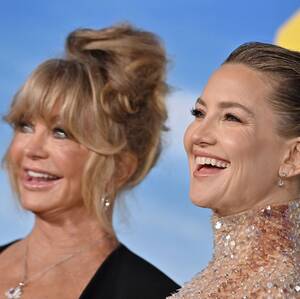 goldie hawn nipples big - Kate Hudson and Goldie Hawn Glow at 'Glass Onion' Premiere