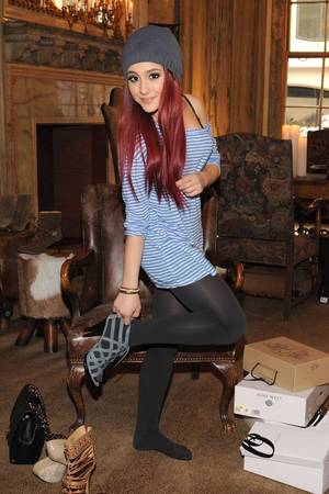 Ariana Grande Pantyhose - Ariana Grande wearing black tights trying on heels