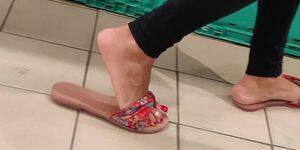 Anal Milf Wearing Flip Flops - Candid Milf Feet shopping in sandals flipflops with toe ring - Tnaflix.com