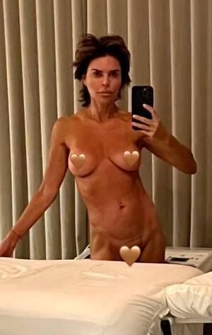 Lisa Rinna Porn - Lisa Rinna, 60, Bares All for Cheeky Nude Mirror Selfie: 'Celebrate It'