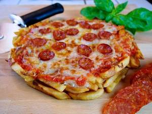 Food In Ass - Pepperoni pizza made with french fries crust is a delicious way to die on  Viral pictures of the day