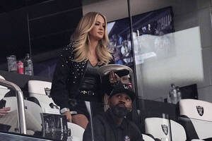 Carrie Underwood Porn Captions - Carrie Underwood's Las Vegas bond strengthened in Allegiant deal | Kats |  Entertainment | Entertainment Columns