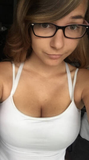 cute glasses - Cute girl in glasses Porn Pic - EPORNER