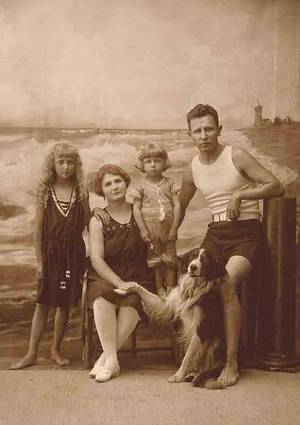 Family Beach 1920s Vintage Porn - Vintage Photograph :::::::::: Another wonderful bathing suit family  portrait. Clearly a backup not the actual beach