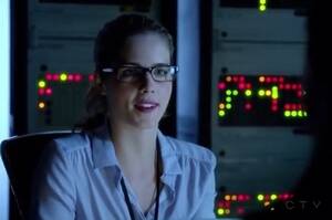 Felicity Smoak Cw Porn - PHOTOS] Felicity Smoak: Best Quotes From 'Arrow's' Funniest Character â€“  TVLine