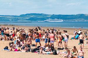 Bizarre Beach - Scotland weather - Scots swelter on packed beaches in 28C heat before  THUNDERSTORMS blow in ahead of 39C record-breaker | The Scottish Sun