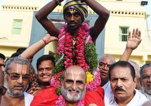 indian priest with wife sex videos - Hindu priest CS Rangarajan carries Dalit devotee Aditya Parasri on his  shoulders