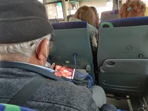 Grandpa Watching Porn - Elderly man watching/browsing p*rn in public transport at broad daylight. :  r/trashy