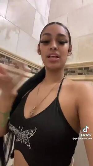 Dumb Thick Light Skin Girl Porn - Thick Light skin sitting on the toilet - ThisVid.com