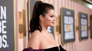 free vintage porn videos selena gomez - Selena Gomez Brings Little Sister Gracie Teefey as Golden Globes 2023 Date