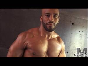 ebony bodybuilder masturbating - 