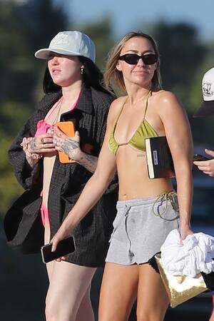 All In The Family Beach Porn - Noah Cyrus Rocks Pink Thong Bikini on the Beach: Photos