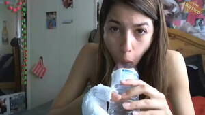 deepthroat beer - Hot Girl Deep Throats Water Bottle - XVIDEOS.COM