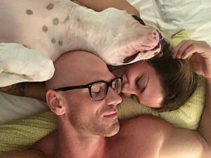 Bald Couple Porn - The couple lives together with two pit bulls, Primo and Luna, who are  adorable.