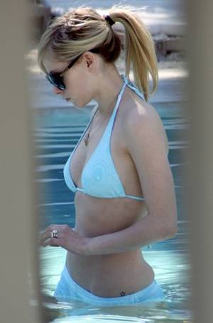 Avril Lavigne Bikini Porn - Avril Lavigne Bikini Falls Off