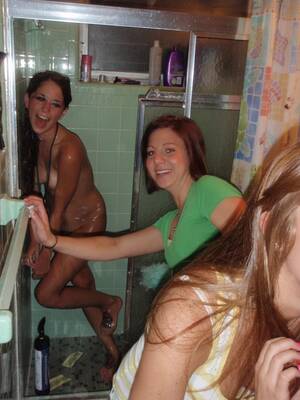 girls caught in shower - Caught in the shower by her friends Foto Porno - EPORNER