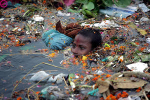 anak - 1, Seorang Anak Yang Berenang di tumpukan sampah, walupun tempat penuh  sampah dan kotor, Anak tersebut keliatan bahagia dan didalam hati yang  menangis ...