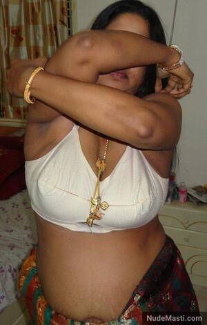 Indian Mature Bra Porn - Mature Indian Aunty In Saree Exposes Huge Breasts Photos