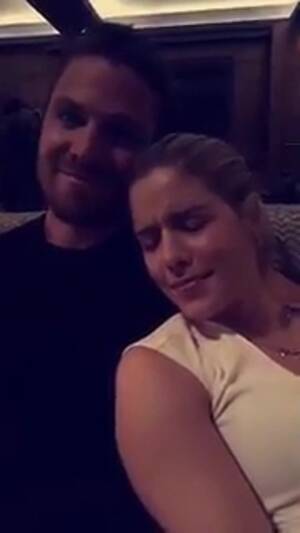 Emily Bett Rickards Porn Videos - New* Screencaps of Stephen Amell & Emily Bett Rickards on the Set of Arrow  | Amellynation