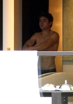 bollywood paparazzi nude - Zac Efron Nude Paparazzi Shots