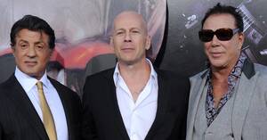 Bruce Willis Fucking Himself - Bruce Willis' Family Calling His Ex-Castmates For Movie Nights To Help  Dementia