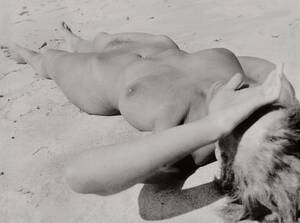 beach amateur naked selfies - Raoul Hausmann Deux nus fÃ©minins allongÃ©s sur une plage | Art Blart