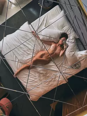 Ceiling Mirror Porn - Every bed needs a ceiling mirror when im in it oc nude porn picture |  Nudeporn.org