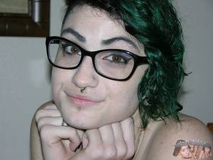 Emo Glasses Porn - Emo Glasses Wearing Teen Models Nude, Gives Handjob And Receives A Facial