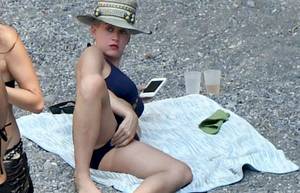 katy perry naked beach - Here's Katy Perry scratching her itchy pussy at a beach in Italy! I feel  like we've seen her masturbate now.