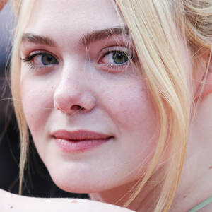 Elle Fanning Porn - Elle Fanning Makeup: Black Eyeshadow, Nude Eyeshadow & Nude Lipstick |  Steal Her Style