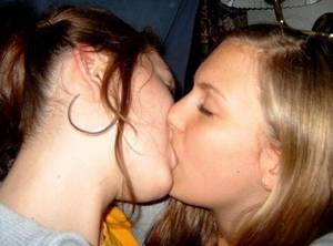 girls kissing girls - Girls Kissing Each Other (33 pics)