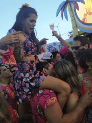 brazilian drunk sex orgy - A lad that drunk so much during the Brazilian carnival that he forgot his  Girlfriend was on his shoulders : r/pics