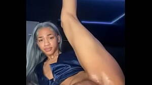 light skinned dick tranny - Light skin trans playing with herself - XVIDEOS.COM