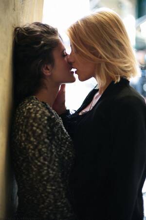 lesbian romantic kissing - Lesbian Kiss Porn Pic - EPORNER