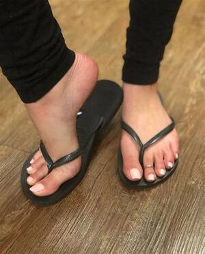 Lesbian Girls Feet Flip Flops - ðŸŒŸðŸ‘‰ {JF(r} 2024 girls in flip flops are fucking hot - www.total-magic.pl