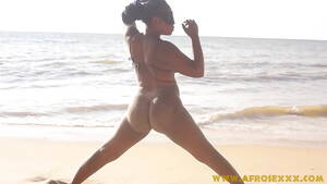 bouncing butt on beach nude - Big black ass shaking her ass on the beach - XVIDEOS.COM