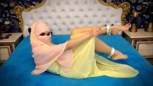 Arab Hijab Showing Sexy Feet - Webcam Arab hijab tease sexy feet - XNXX.COM