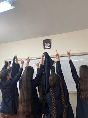 18 School Girls - High school girls in Iran : r/pics