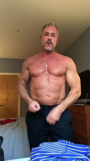 Mature Muscle - Mature Muscle Strips 5 - ThisVid.com em inglÃªs