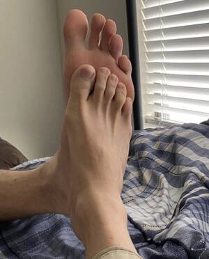 18 Feet Porn - 7footageofficial shows off his size 18 foot compared with a friend's - Male  Feet Blog
