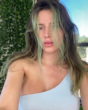 Bella Thorne Porn Gallery - Bella Thorne Without Makeup: Makeup-Free Photos of the Star