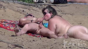 Beach Blow Job - Blowjob on a nudist beach - XVIDEOS.COM