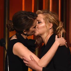 Amy Poehler Lesbian Porn - Tina Fey Has an ''Awkward, Staged Lesbian Kiss'' With Amy Schumer